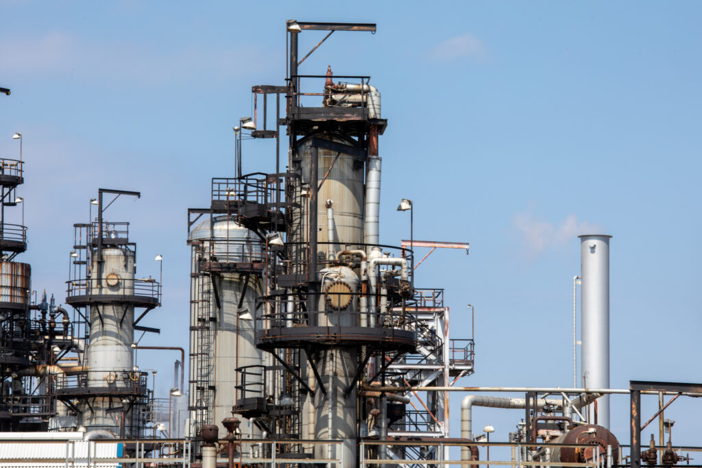 Distillation and cracking towers